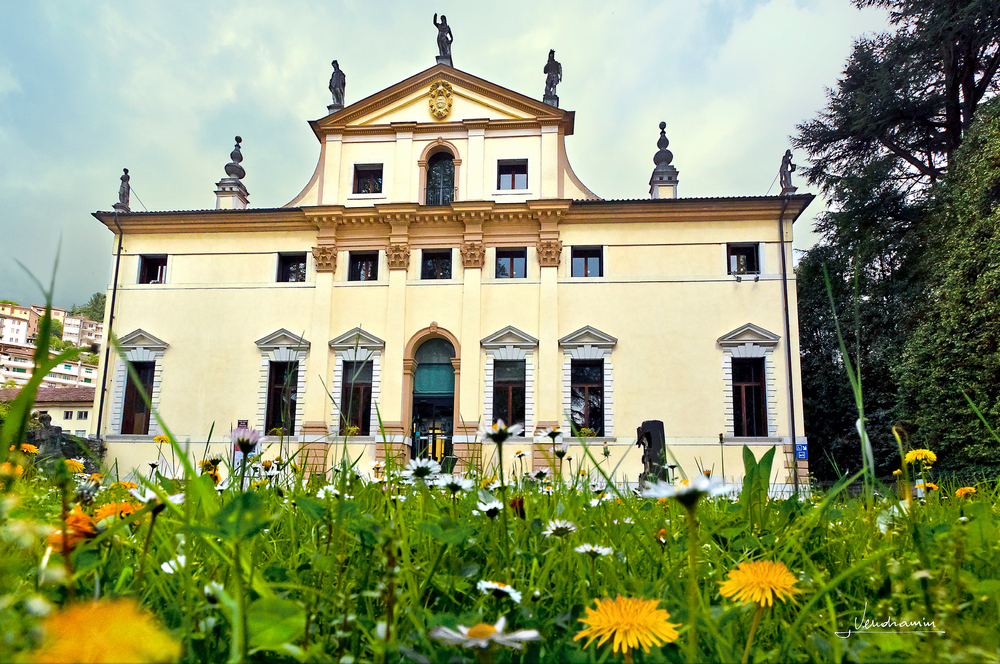 Villa Valle con prato fiorito